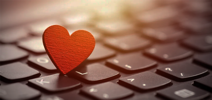 Red heart on a keyboard representing dating online.